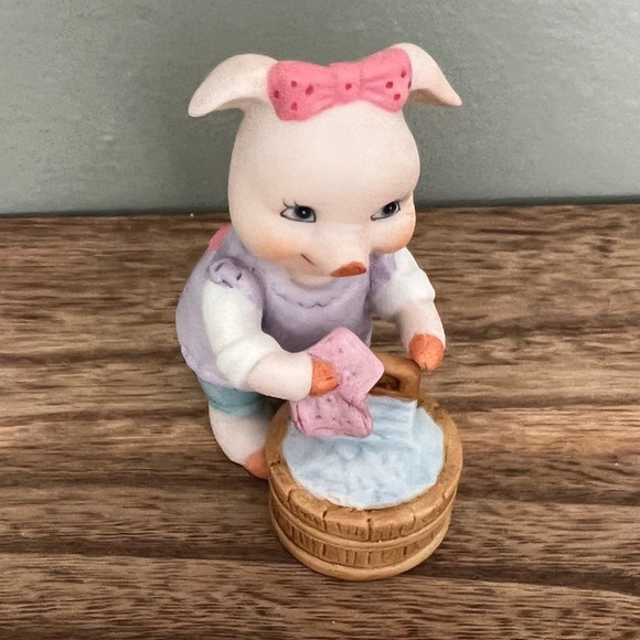 EUC - Bronson Collection Vintage 1995 BC Pig Figurine - "Doing Laundry" - Picture 6 of 6